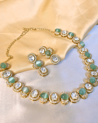 Noor-e-Pista Kundan set