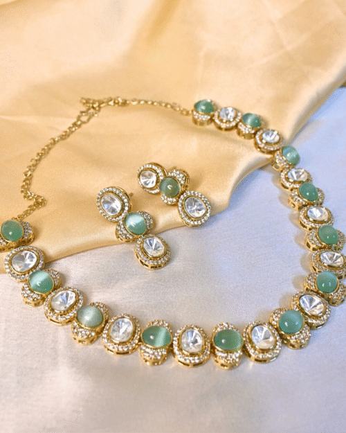 Noor-e-Pista Kundan set